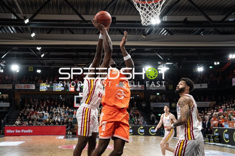 Spielaktion mit Tevin Brown (10; Rasta Vechta) und David Muenkat (55; Würzburg Baskets)