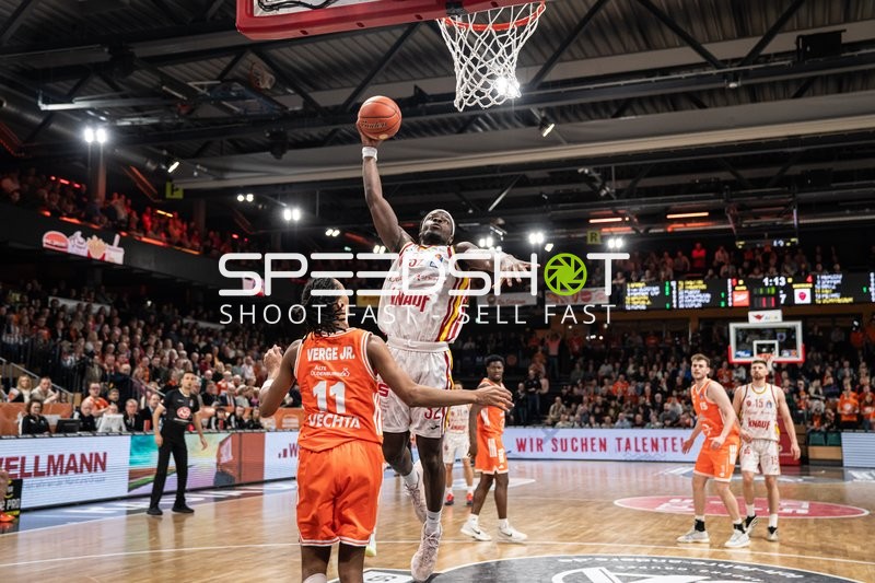 Charles Thompson (32, Würzburg Baskets) mit Wurf am Korb