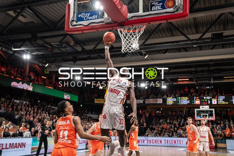 Charles Thompson (32, Würzburg Baskets) mit Wurf am Korb