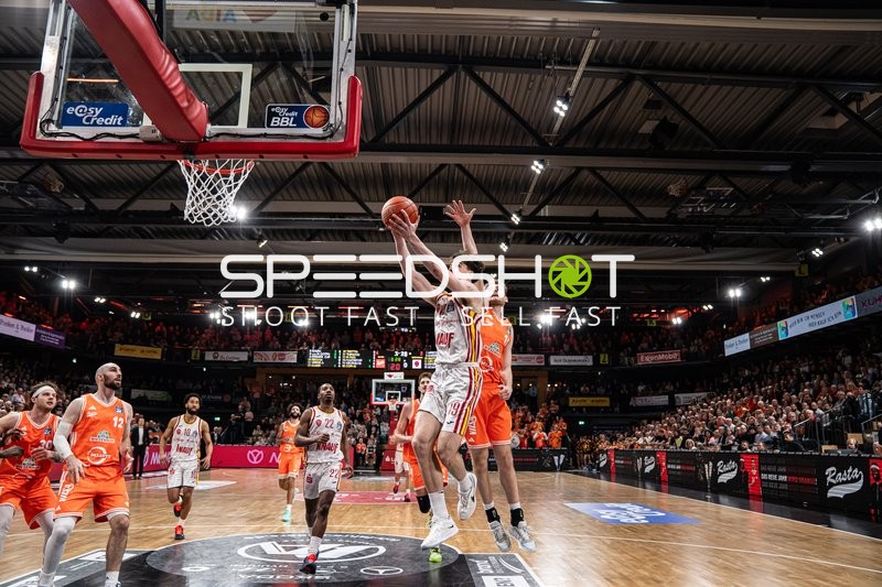 Spielaktion mit Christian Skladanowski (19; Würzburg Baskets) und Tommy Kuhse (12; Rasta Vechta)