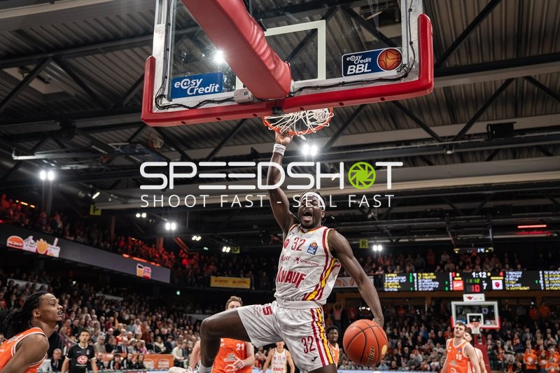 Spielaktion mit Charles Thompson (32; Würzburg Baskets)