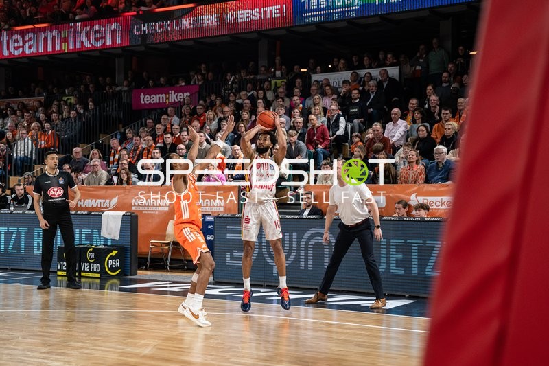 Davion Mintz (10; Würzburg Baskets) mit Wurf