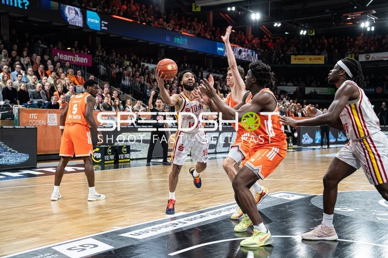 Spielaktion mit Charles Thompson (32; Würzburg Baskets) und Joschka Ferner (9; Rasta Vechta)