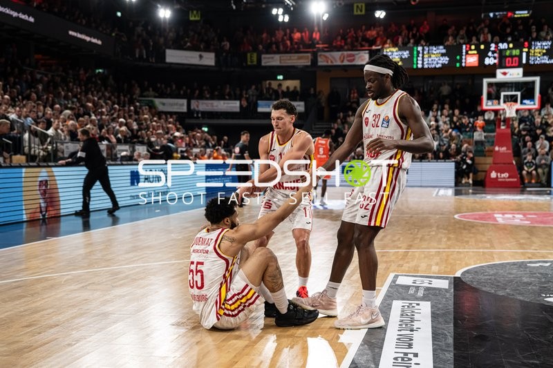 Spielaktion mit Charles Thompson (32; Würzburg Baskets) und Brae Ivey (11; Würzburg Baskets)