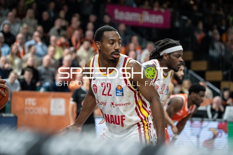 Spielaktion mit Johnathan Stove (22; Würzburg Baskets) und Charles Thompson (32; Würzburg Baskets)