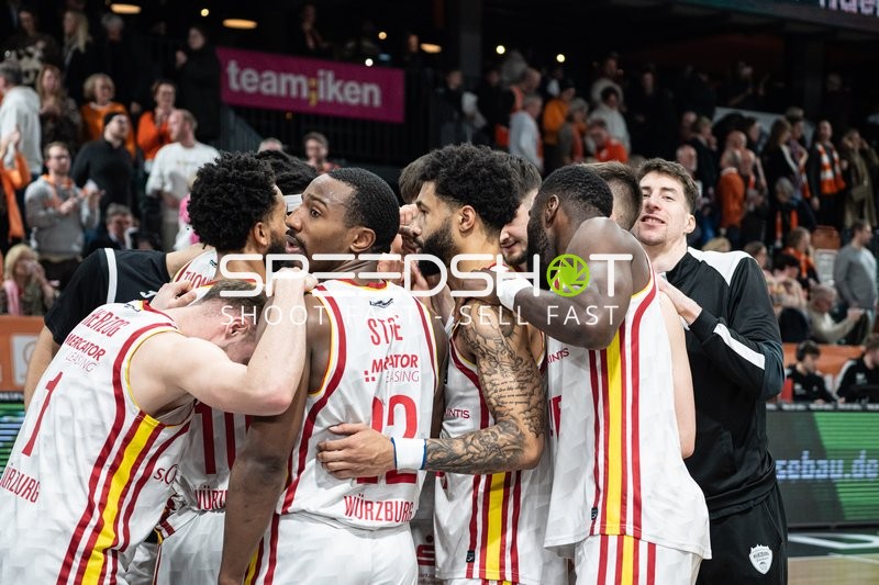 Szene mit Alen Pjanic (35; Würzburg Baskets), Johnathan Stove (22; Würzburg Baskets) und David Muenkat (55; Würzburg Baskets)