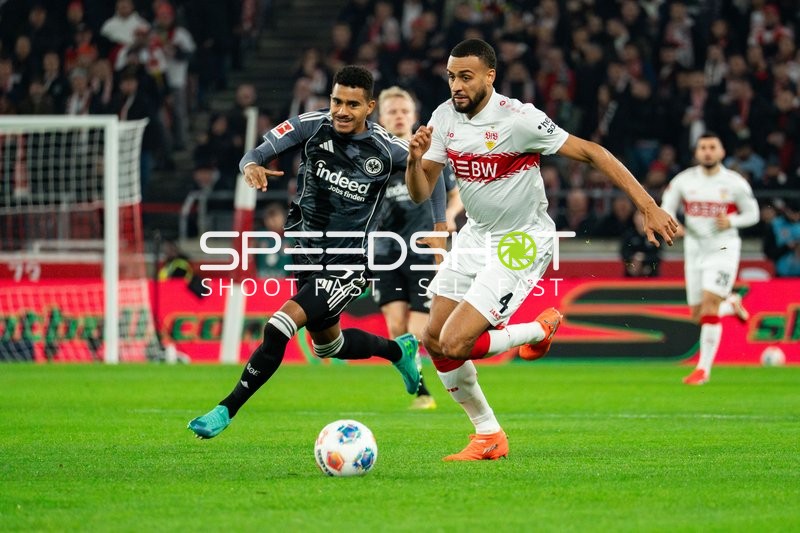 Zweikampf zwischen Josha Vagnoman (4; VfB Stuttgart) und Ansgar Knauff (7; Eintracht Frankfurt)