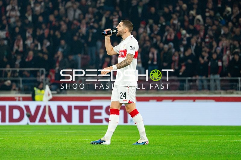 Spieler trinkt Wasser