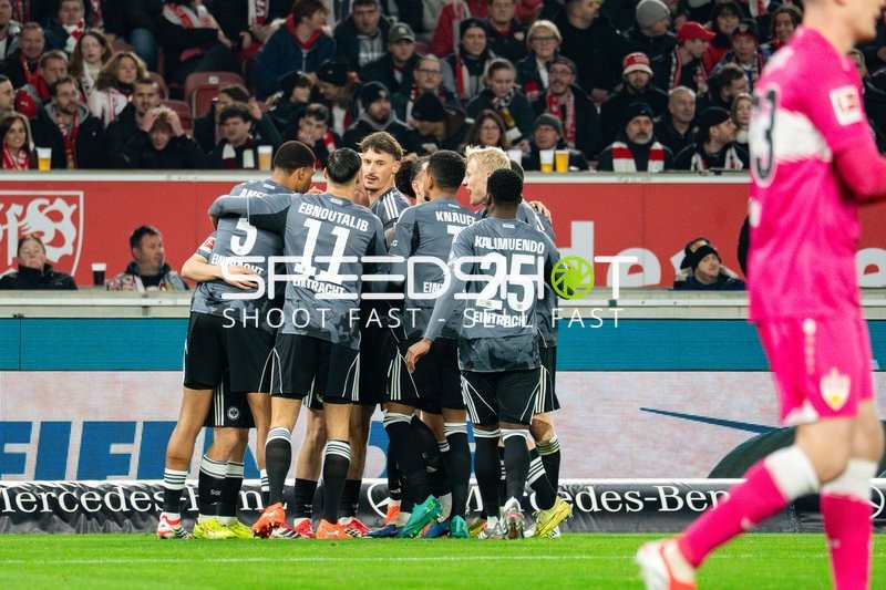 Spieler feiern gemeinsam