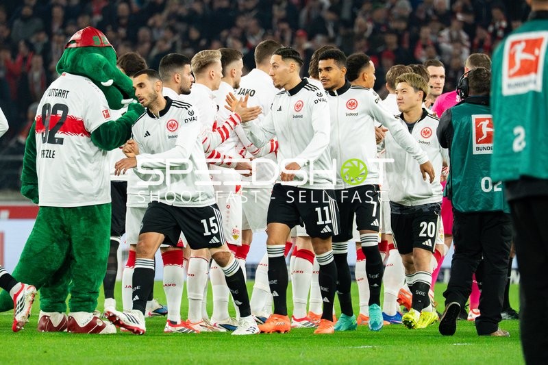 Spieler begrüßen sich