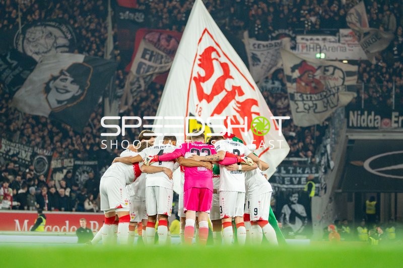 Mannschaft formiert sich im Kreis