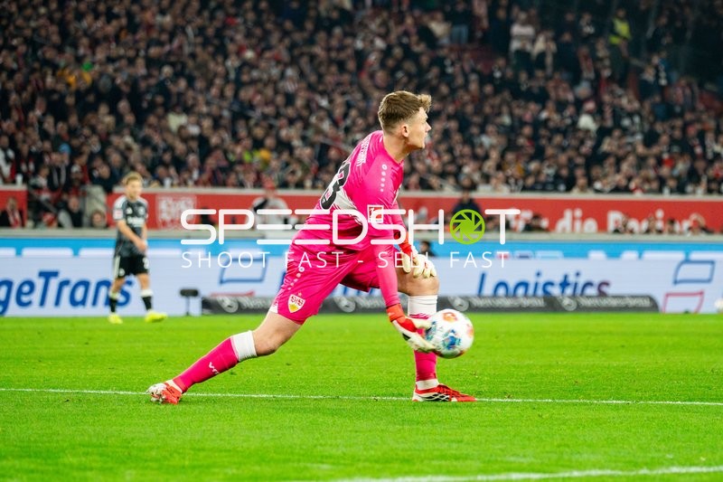 Torwart spielt Ball