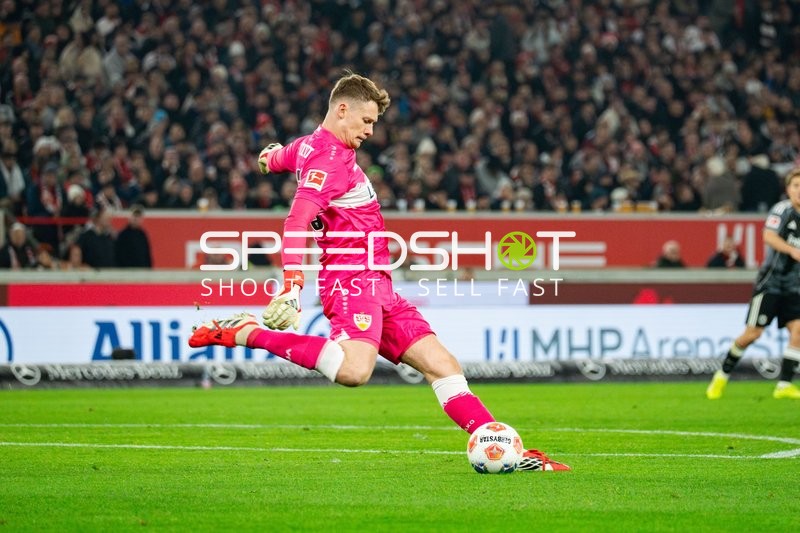 Torwart Alexander Nübel (33; VfB Stuttgart) am Ball