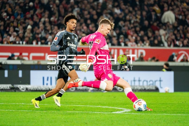 Torwart klärt vor Stürmer