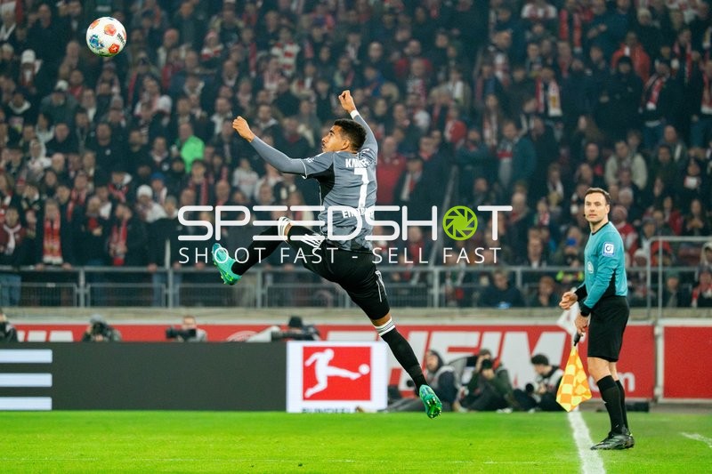 Spieler springt zum Ball