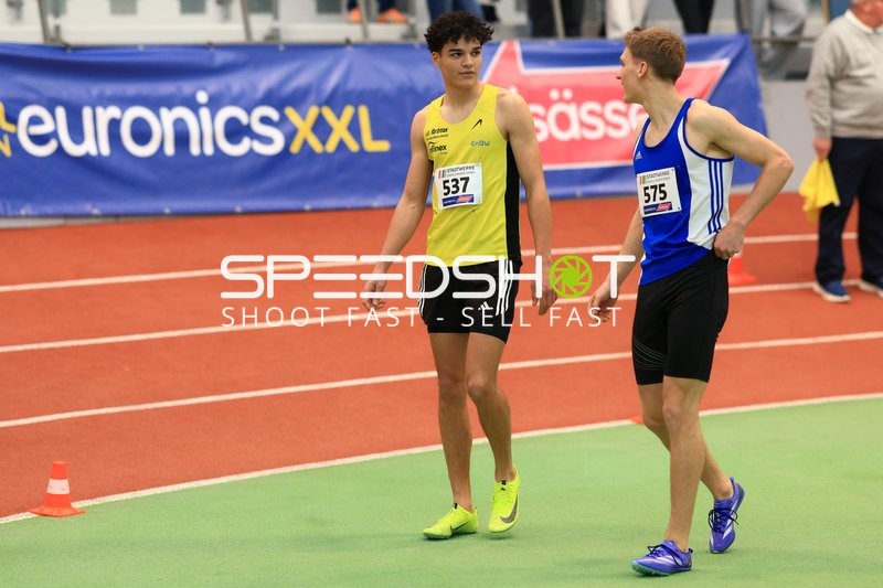 Leichtathleten mit Startnummern im Glaspalast