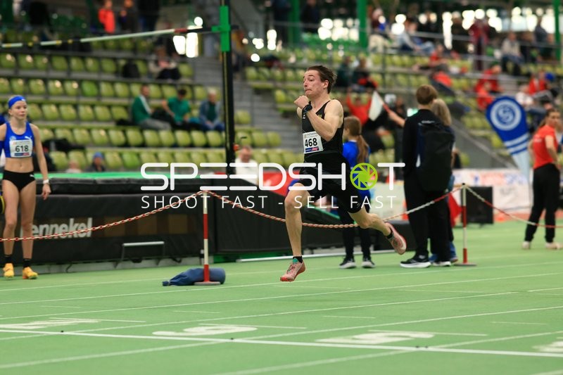 Weitsprung im Glaspalast