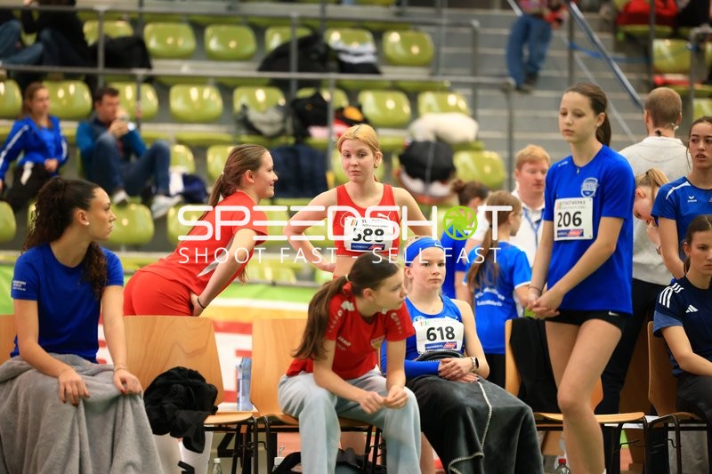 Athletinnen mit Startnummern im Glaspalast
