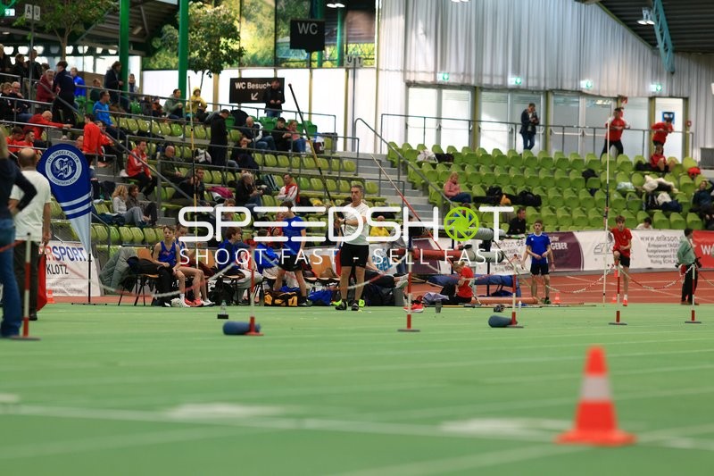 Vorbereitung auf Stabhochsprung im Glaspalast