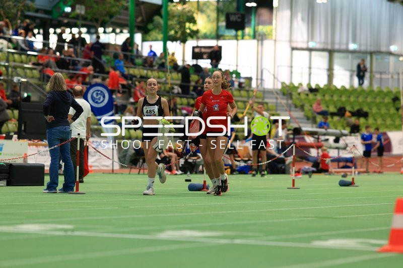 Athletinnen laufen im Glaspalast