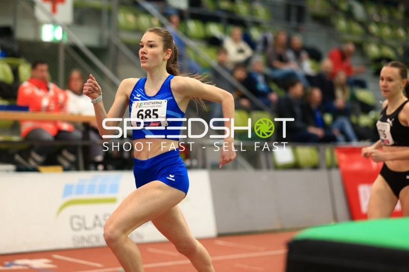 Athletin mit Startnummer 685 sprintet