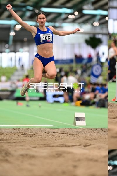 Athletin beim Weitsprung