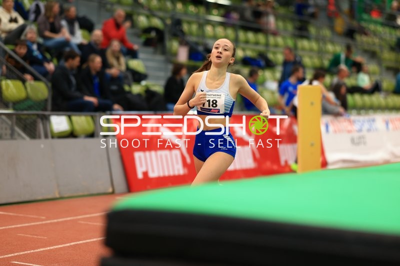 Athletin mit Startnummer 18 im Lauf