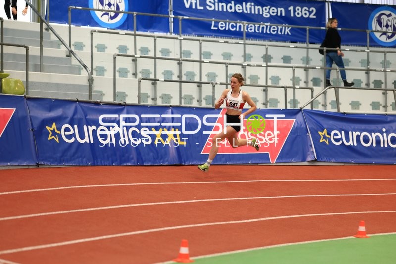 Athletin mit Startnummer 697 in Aktion