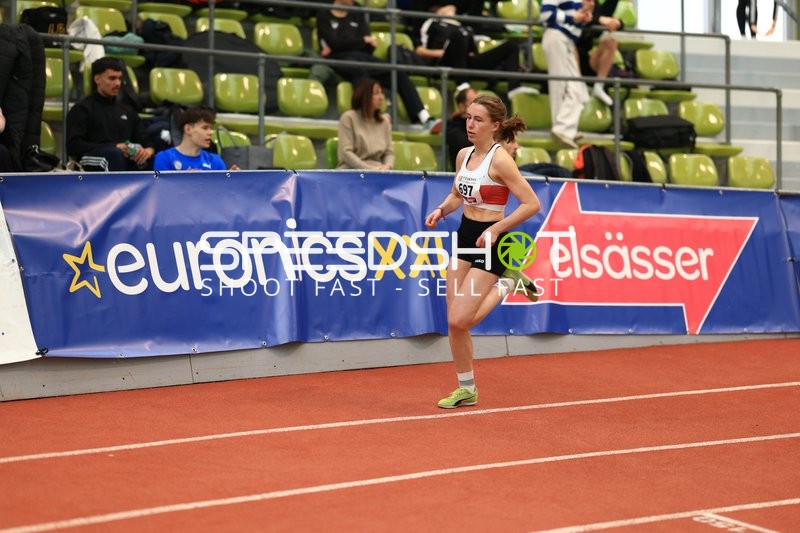 Athletin läuft im Glaspalast