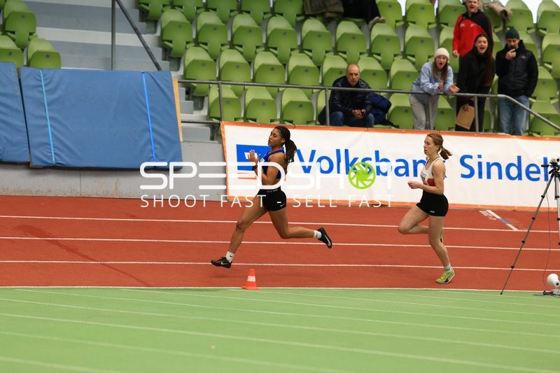 Athletinnen sprinten im Glaspalast