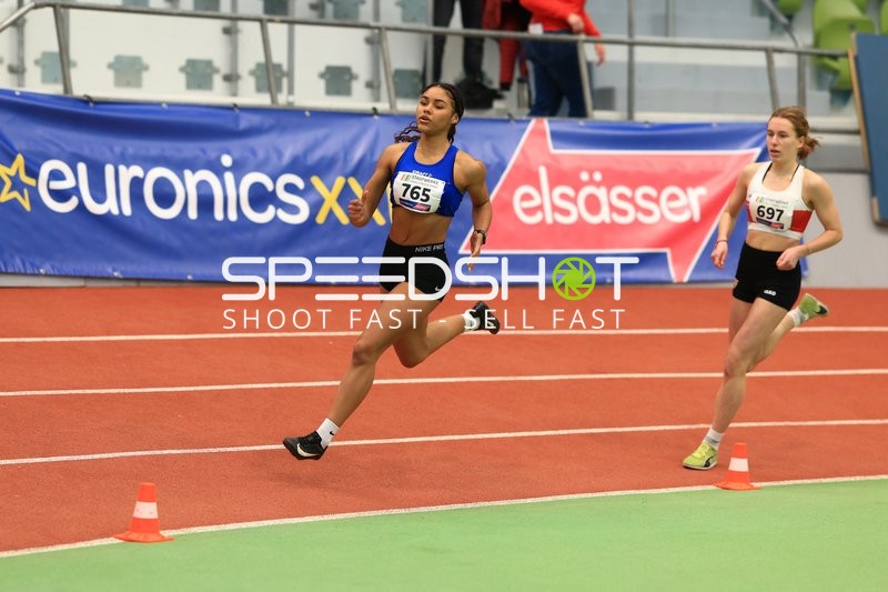 Athletinnen laufen im Glaspalast