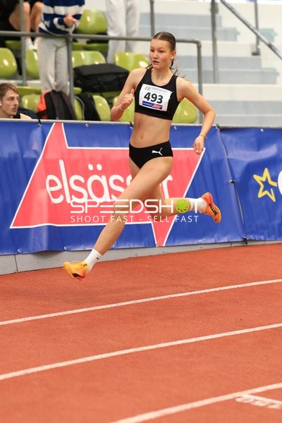 Athletin mit Nummer 493 in Aktion