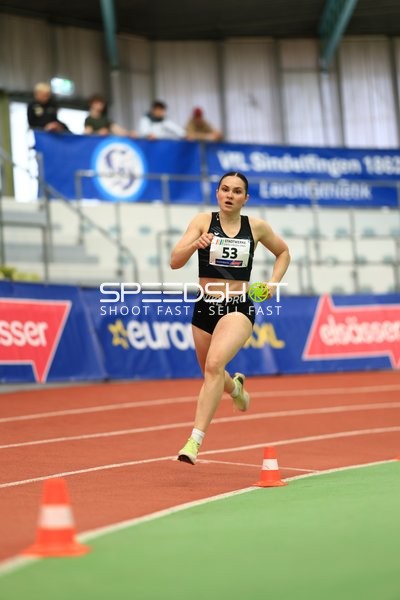 Athletin mit Startnummer 53 sprintet