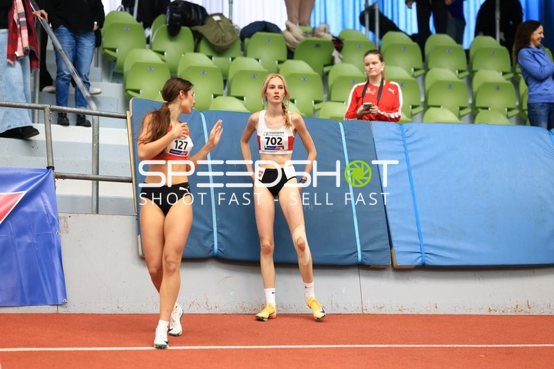 Athletinnen mit Startnummern 127 und 702