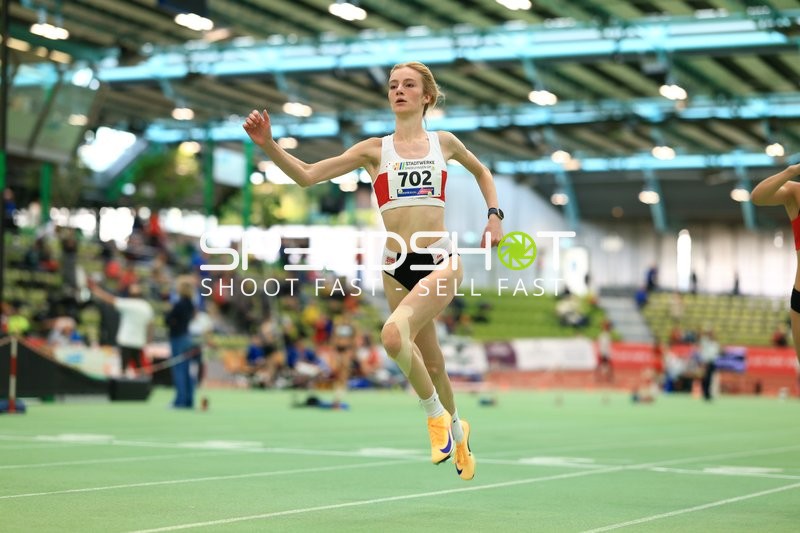 Athletin mit Startnummer 702 in Aktion