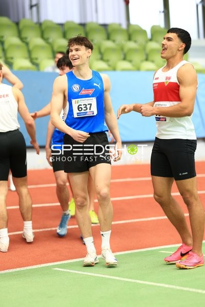 Athleten beim Aufwärmen im Glaspalast