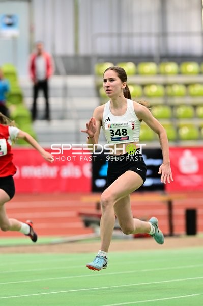 Leichtathletin mit Nummer 348