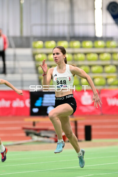 Leichtathletin mit Startnummer 348 sprintet