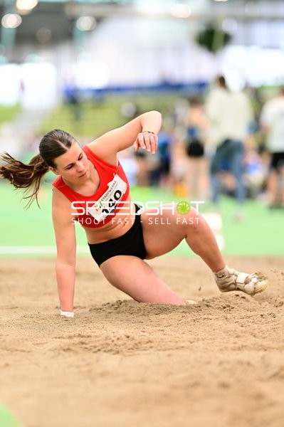 Athletin mit Nummer 140 im Weitsprung