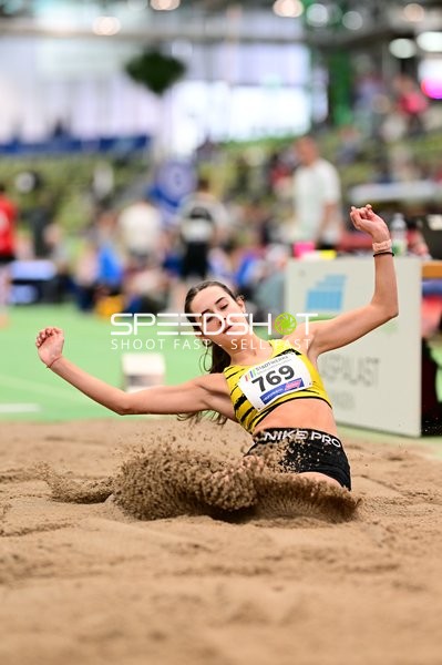 Athletin mit Startnummer 769 im Weitsprung