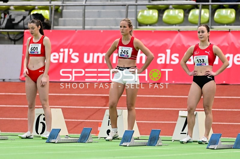 Athletinnen an Startblöcken