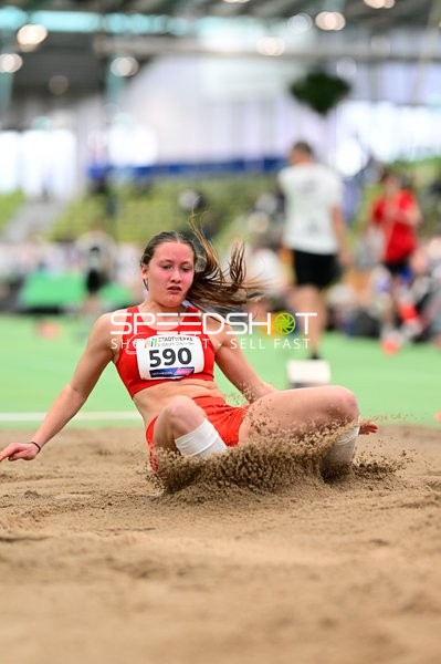 Athletin mit Startnummer 590 im Weitsprung