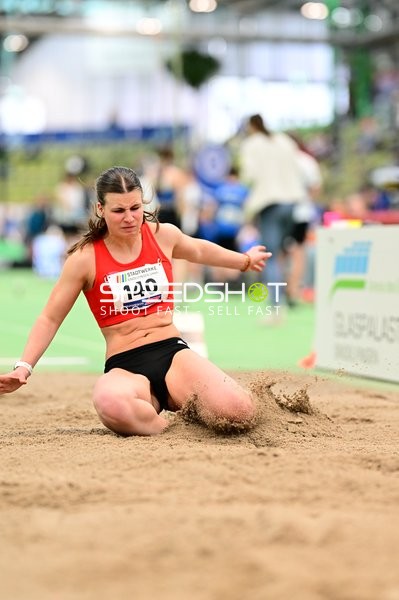 Startnummer 140 beim Weitsprung