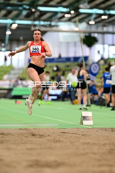 Startnummer 140 beim Weitsprung