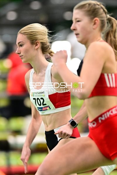 Athletinnen laufen im Glaspalast