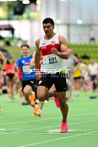 Athlet mit Startnummer 691 sprintet