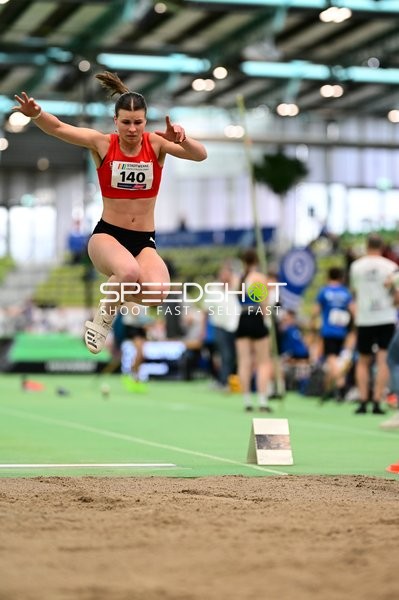 Startnummer 140 beim Weitsprung