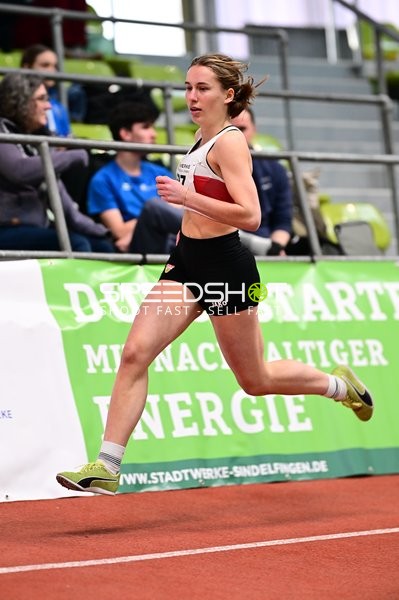 Athletin läuft im Glaspalast