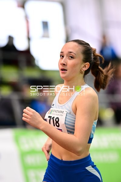 Athletin mit Startnummer 718 im Lauf