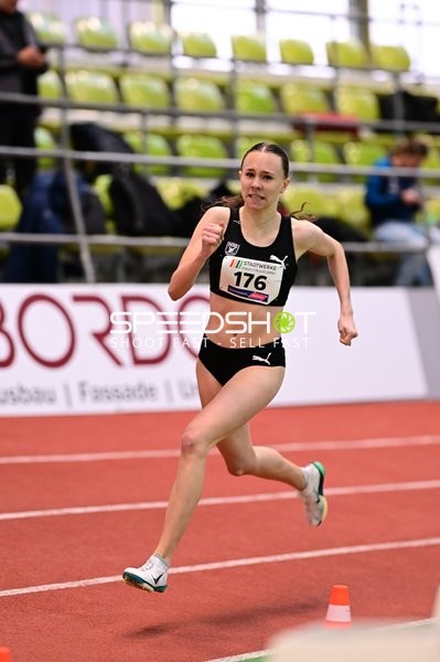 Athletin mit Startnummer 176 sprintet